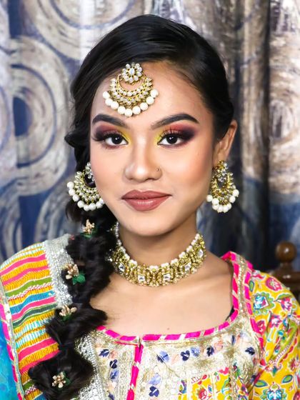 A close-up of this flawless and colorful eyeshadow blend. This look is perfect for a Mehendi or Haldi ceremony, adding a vibrant touch that stands out in photos.