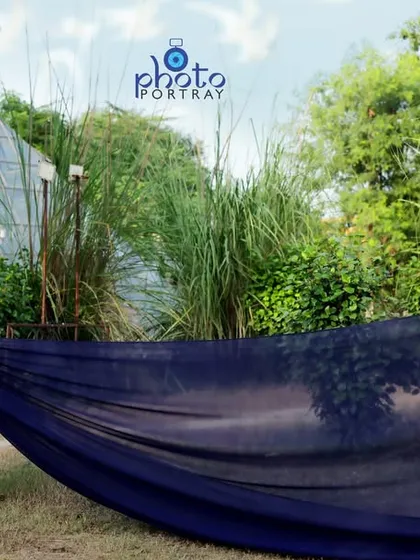 A wide shot showing how I use large fabric props to create dramatic and flowing lines in an outdoor setting. This adds a touch of glamour to the pre-wedding photoshoot.