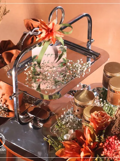 Another arrangement of our Lohri hamper, showing the versatility of the two-tiered server. It’s a practical yet elegant gift that can be used long after the festival is over.