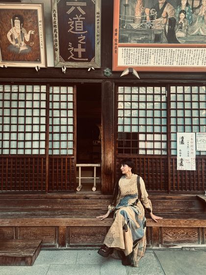 Finding moments of peace in Kyoto, wearing a vintage kimono jacket from the 1950s.