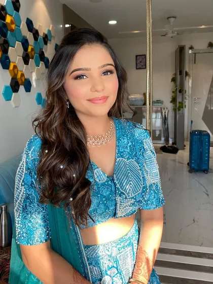 Nothing makes me happier than seeing my bride's joyful smile! Here, I created my signature glass skin look with a subtle glam eye, which looks so fresh and beautiful against her vibrant blue lehenga.
