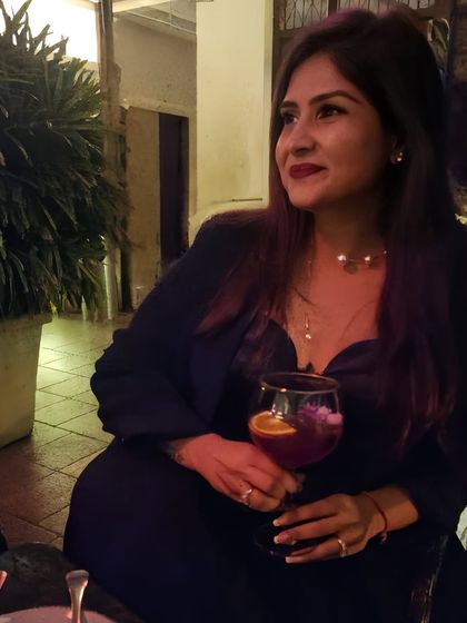 A candid moment reflecting on the psychology of luxury. The most sophisticated dressers radiate status; they don't wear it. My coaching focuses on embodying this effortless elegance.