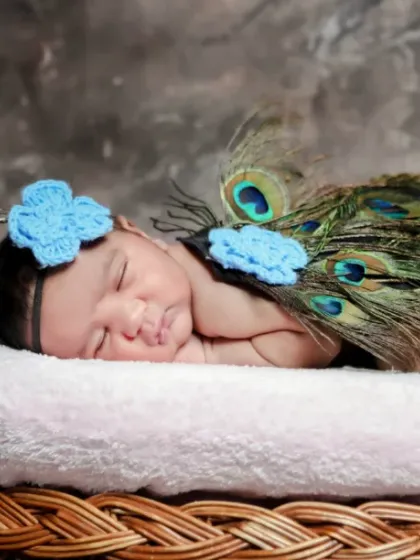 As beautiful and delicate as a peacock's feather. This creative newborn portrait uses natural elements for a unique touch.