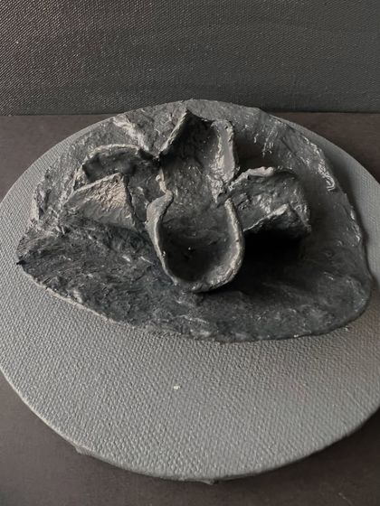 A different form from the "Order" series, with a more robust and grounded feel.