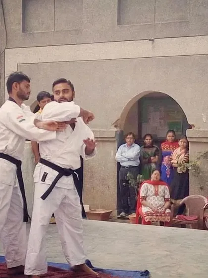In a self-defence workshop for women, I demonstrate a practical technique to block and counter an attacker. The focus is always on simple moves that are easy to learn and remember.