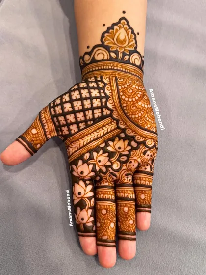 This design combines a checkered pattern on the upper palm with a dense field of lotus flowers below, creating a beautiful contrast in textures.