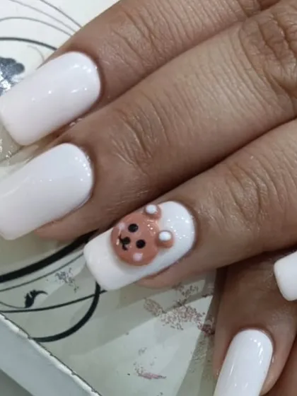 A cute and playful 3D design. This set features clean white nails with an adorable, hand-sculpted teddy bear charm on the accent nail.