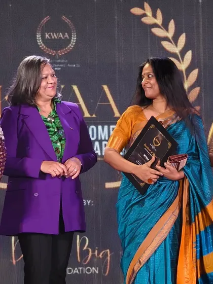 Sharing a smile on stage during the KWAA ceremony. These moments are a wonderful encouragement to continue my work.