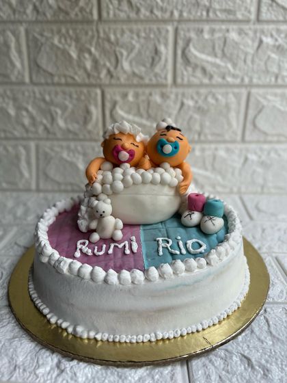 We absolutely loved making this personalized chocolate cake for twins Rumi and Rio turning one month old. The design features adorable fondant babies in a tub, perfectly capturing a sweet and special milestone.