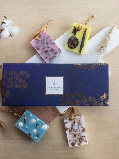 My scented wax tablets delicately perfume your closets and drawers. The ambient temperature releases the essential oil blends, scenting your outfits and transporting you to a perfect summer day every time you open the door.