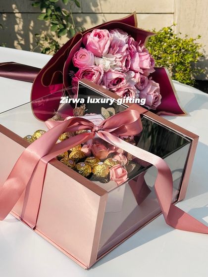 This luxury Valentine's hamper includes a beautiful box of chocolates and flowers, paired with a stunning bouquet of pink roses. It's the perfect blend of romance and indulgence.