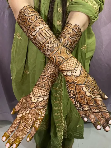 Another angle of this stunning, full-coverage bridal mehendi. The design is a beautiful mix of modern geometric patterns and traditional Indian art.