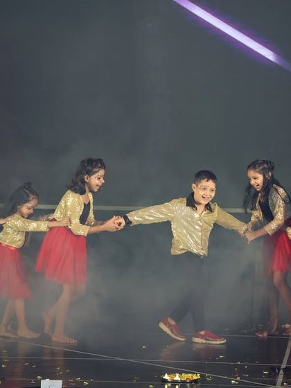 The kids form a "train" in this fun-filled moment from their "Dance ka Bhoot" performance.
