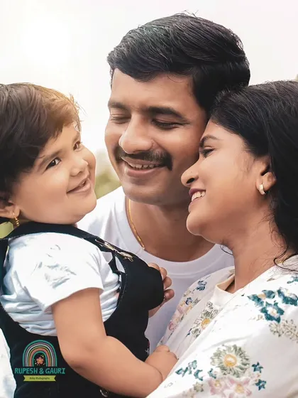 A beautiful, sunlit moment during an outdoor family photoshoot. We use natural light to create warm, authentic portraits that feel as real as the love you share.