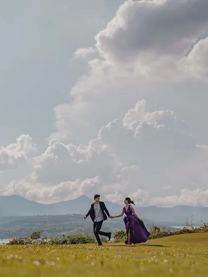 Sometimes, your love story deserves a backdrop as vast as your dreams. I seek out these breathtaking landscapes to create cinematic wide-angle shots that feel both epic and deeply personal.