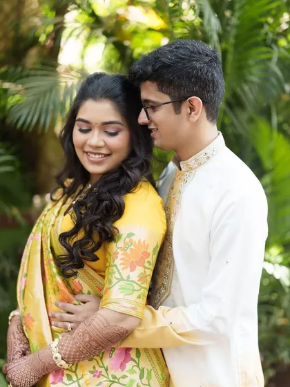 A sweet couple moment from the Mahurat ceremony. The bride's soft, glowing makeup looks beautiful and natural.