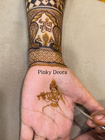 This design combines faith and beauty, with a delicate figure of Meera Bai on the palm and a Shreenathji motif on the wrist. In my classes, you learn how to blend different elements to create a cohesive and meaningful story.