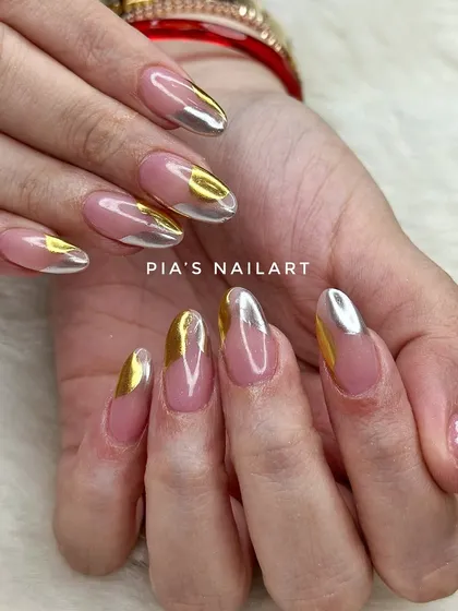 Can't decide between gold and silver? Why not have both? This design features abstract dual chrome art for a modern, metallic look.