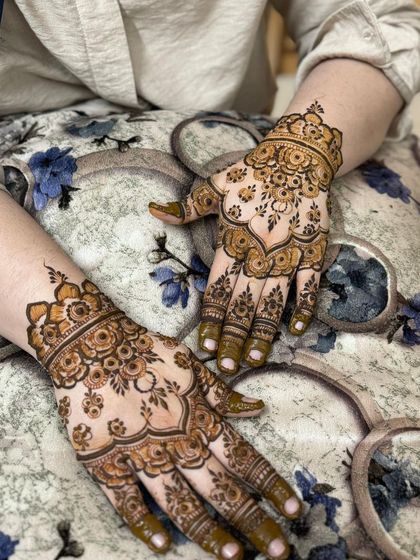 A beautiful and elegant design for a guest or bridesmaid, featuring a floral cuff and patterns on the back of the hand.