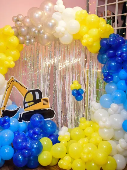 It's all in the details! A closer look at the construction theme, showing the careful arrangement of balloons and the shiny backdrop.