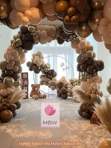 For this baby shower, I used a sophisticated palette of brown, beige, and metallic gold balloons to create a trendy and warm "We Can Bearly Wait" theme. The layered balloon arch creates a stunning photo backdrop, perfect for celebrating the parents-to-be.