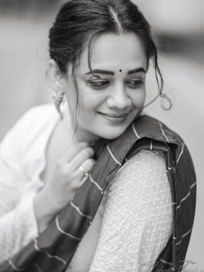 A timeless black-and-white portrait of Spruha Varad, showcasing the classic beauty of the saree.