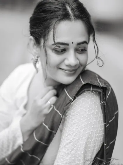 A timeless black-and-white portrait of Spruha Varad, showcasing the classic beauty of the saree.