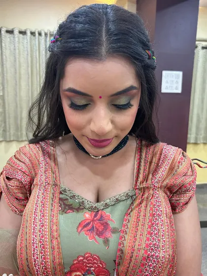 A close-up of this powerful and glamorous Mehendi makeup. The bold green and gold eyeshadow with a sharp wing was designed to make a statement and match her unique outfit.