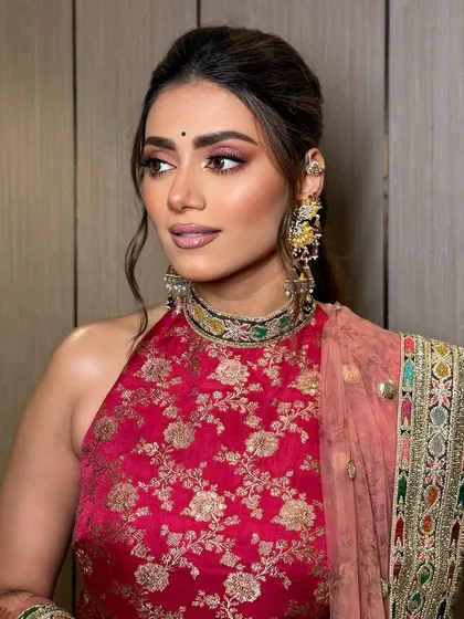 A close up on the eye makeup. The soft pink tones make her eyes look bright and beautiful.