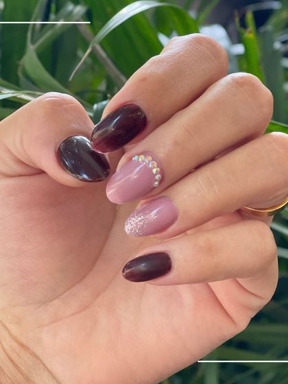 A different angle of our autumn-winter gel nails, showing the beautiful contrast between the glossy brown and the sparkling pink accent nail.
