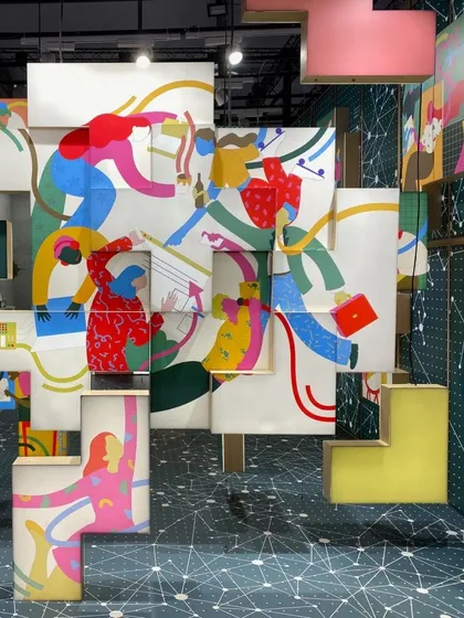 A repeat of image 205, a detail of the 'Solo Commerce' installation.