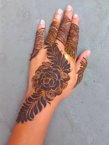 A simple yet striking Arabic-style design, with a central rose and bold leaves flowing outwards.