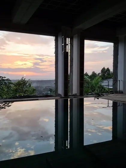 The sunset is reflected in the rooftop pool at Villa Toshi. We cut away parts of the original structure to create this water body, transforming the roof into a serene space for relaxation and enjoying the view.