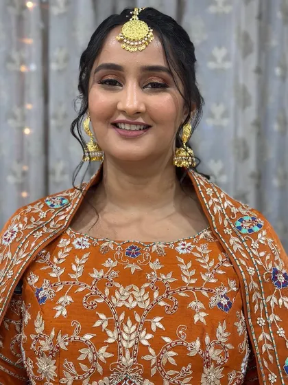 A bridal look that has my heart. This Sangeet glam is all about glowing skin, defined eyes, and a comfortable yet stunning hairstyle that's perfect for a night of celebration.