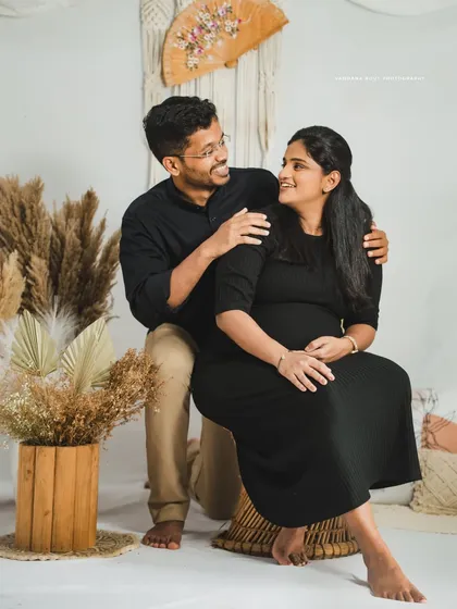 For a cozy and stylish feel, we can create a bohemian-themed studio setup. This maternity session uses natural textures and warm tones to create an intimate and artistic portrait.