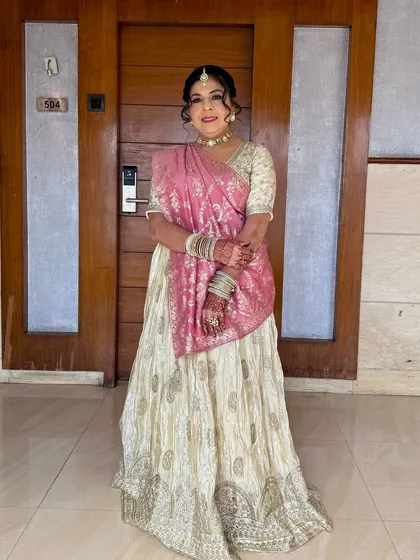 Elegance is ageless. For the mother of the bride, I created a soft, sophisticated look that enhances her natural grace, focusing on techniques for mature skin to ensure a radiant and comfortable glow all day.