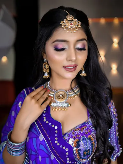 Dressed in blue, full of tradition. A close-up on the beautiful eye makeup and the statement silver jewelry.