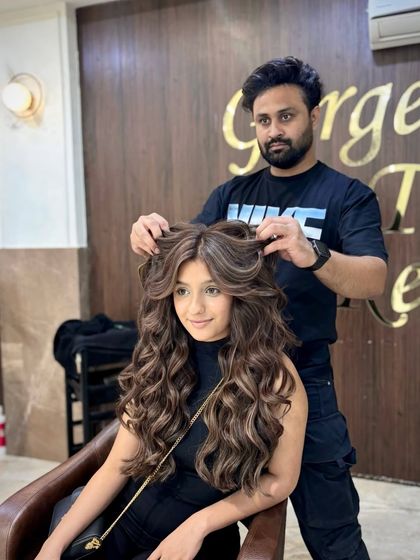 A perfect combination of a global base color with subtle highlights. This technique adds depth and makes the hair appear fuller and more dynamic, finished with voluminous curls.