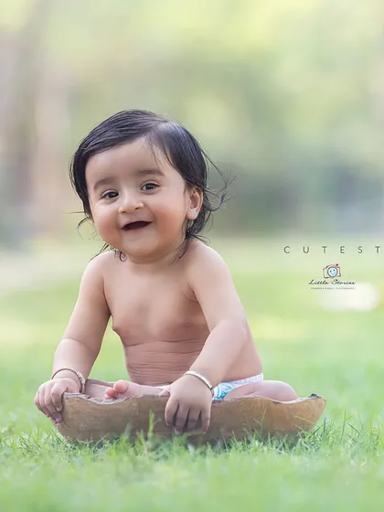 Simple, sweet, and all about your baby. Sitter sessions, for babies who can sit up on their own, are perfect for capturing those adorable expressions and chubby rolls in a clean, natural style.
