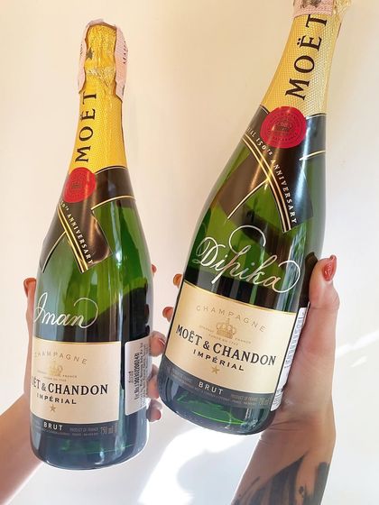 Sometimes, a simple name in elegant calligraphy is all you need. Here are two Moët bottles personalized with names, a classic and popular choice for celebrations.