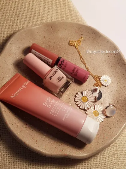 A closer look at our curvy tray, perfect for holding skincare, makeup, and accessories in an aesthetically pleasing way.