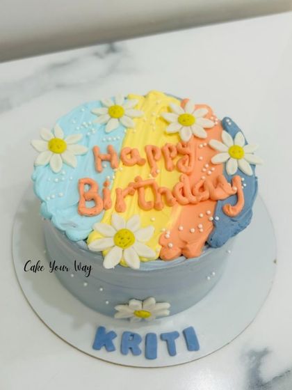 Bright and beautiful. A minimalist cake with a colorful textured top and sweet daisy decorations.