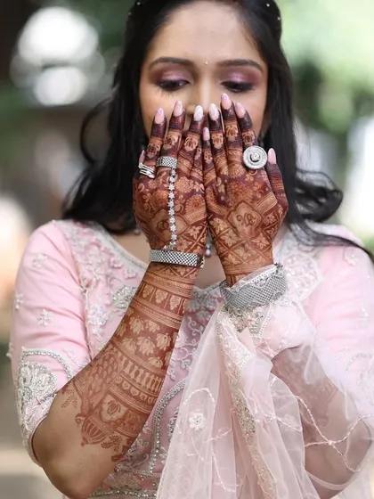 Look at that gorgeous, deep stain. This is the result of my all-natural, chemical-free henna paste. I make sure every bride gets this rich, beautiful color for her special day. ♥️