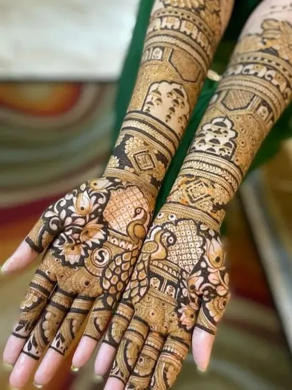 A very detailed design with peacocks and the couple's initial "S". The mix of fine lines and filled spaces gives this design a rich, traditional look.
