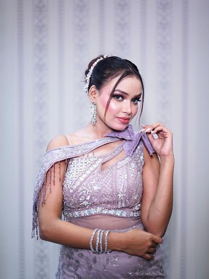 Another stunning close-up of this unique lilac gown.