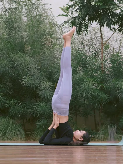 A still look at the Shoulder Stand (Sarvangasana). Holding this posture helps improve circulation to the upper body and can stimulate the thyroid gland. In my classes, I ensure you have the correct neck and shoulder support to practice this inversion safely.
