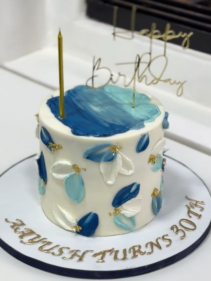 Turning 30 with elegance. This minimalist beauty was crafted with soft palette knife textures, golden accents, and calm blue tones that create a modern and sophisticated statement.