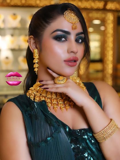 The same makeup look, but this time paired with stunning gold jewellery. This shows how the same makeup can be adapted for different styles, a key lesson for my students.