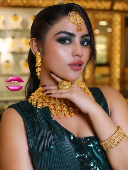 The same makeup look, but this time paired with stunning gold jewellery. This shows how the same makeup can be adapted for different styles, a key lesson for my students.