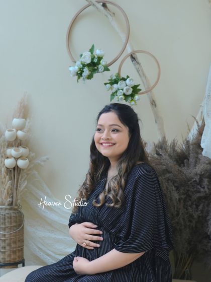 A happy and relaxed portrait in the boho-chic corner of my studio. The mother-to-be's smile is absolutely radiant.
